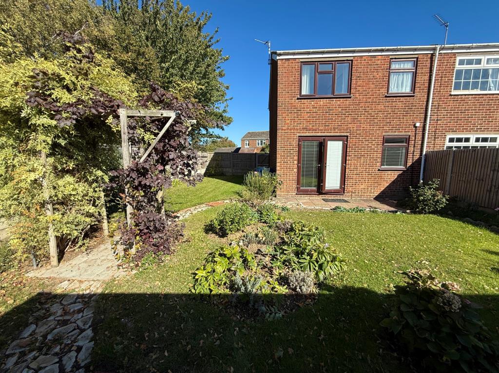 Lot: 178 - THREE-BEDROOM END-TERRACE HOUSE - Garden to side